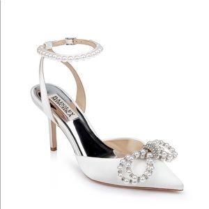 Faint Stiletto Heel with Pearl Bow